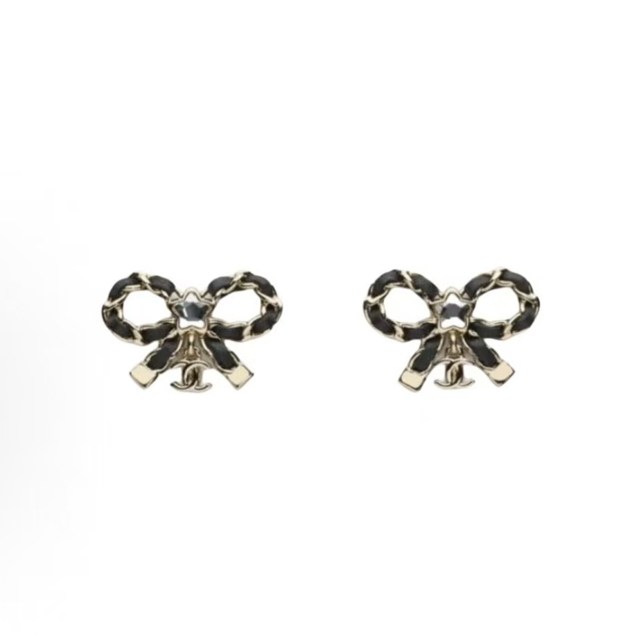 샤넬 25B 가을겨울 스컬프처 디자인 메탈 이어스터드 유니섹스 블랙