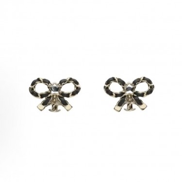 샤넬 25B 가을겨울 스컬프처 디자인 메탈 이어스터드 유니섹스 블랙