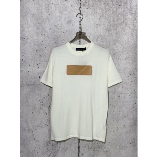 루이비통 25SS 로고 패치 코튼 반팔 티셔츠 남녀공용 오버핏 화이트 (사슬공장)