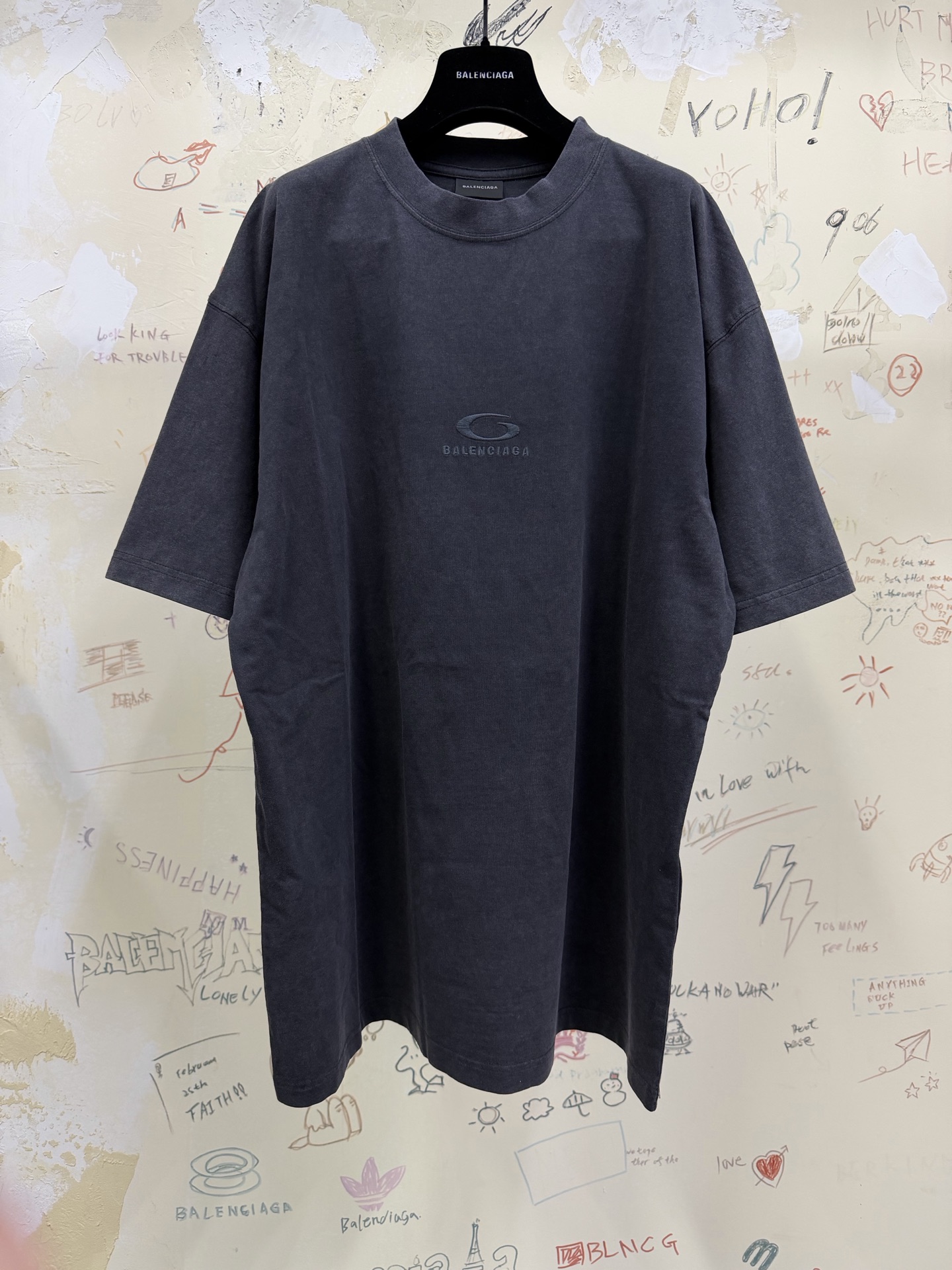 발렌시아가 피그먼트 워싱 미니 로고 반팔 티셔츠 남녀공용 오버핏 차콜