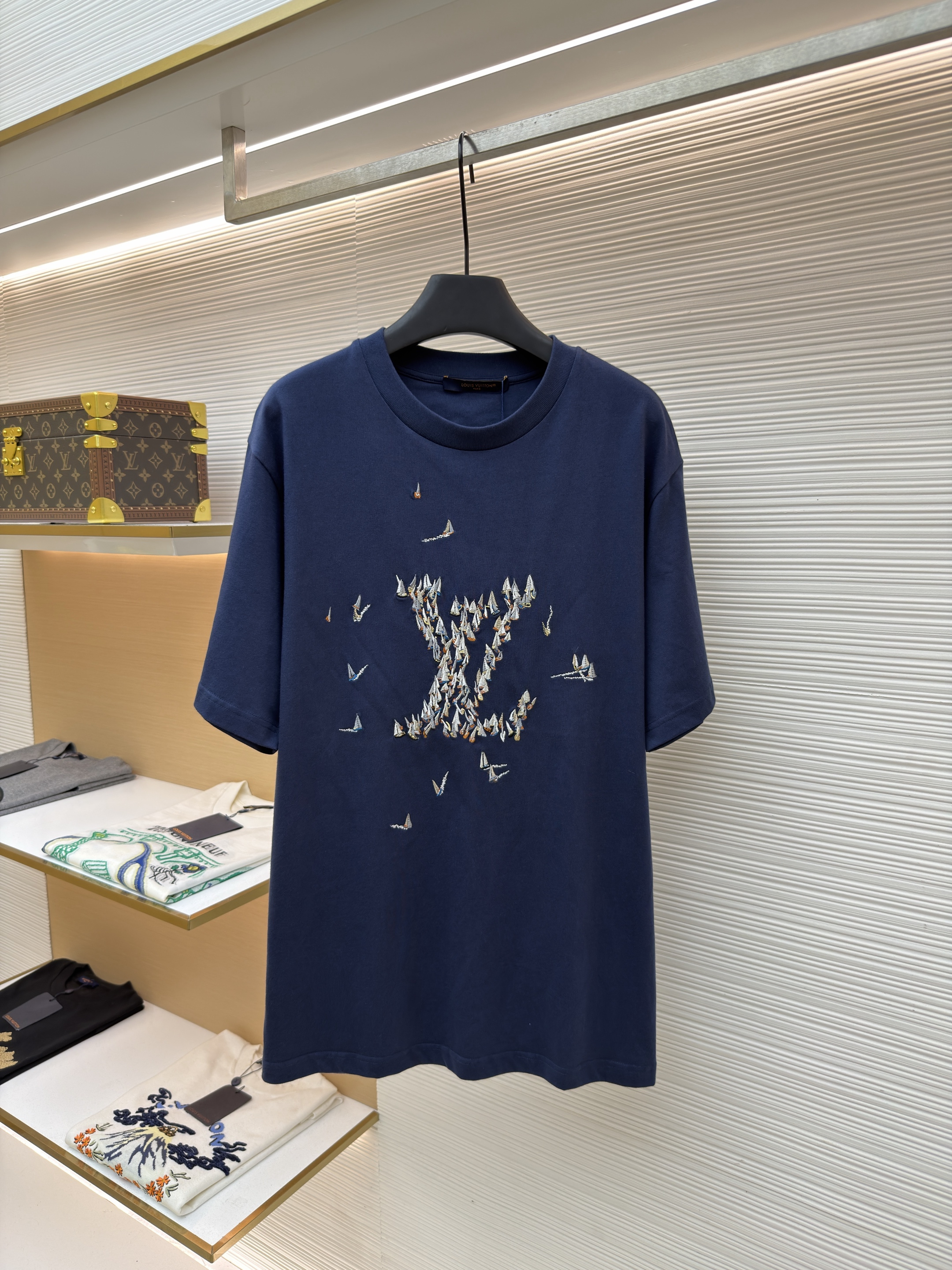 루이비통 세일링 자수 라운드넥 반팔 티셔츠 (X공장)