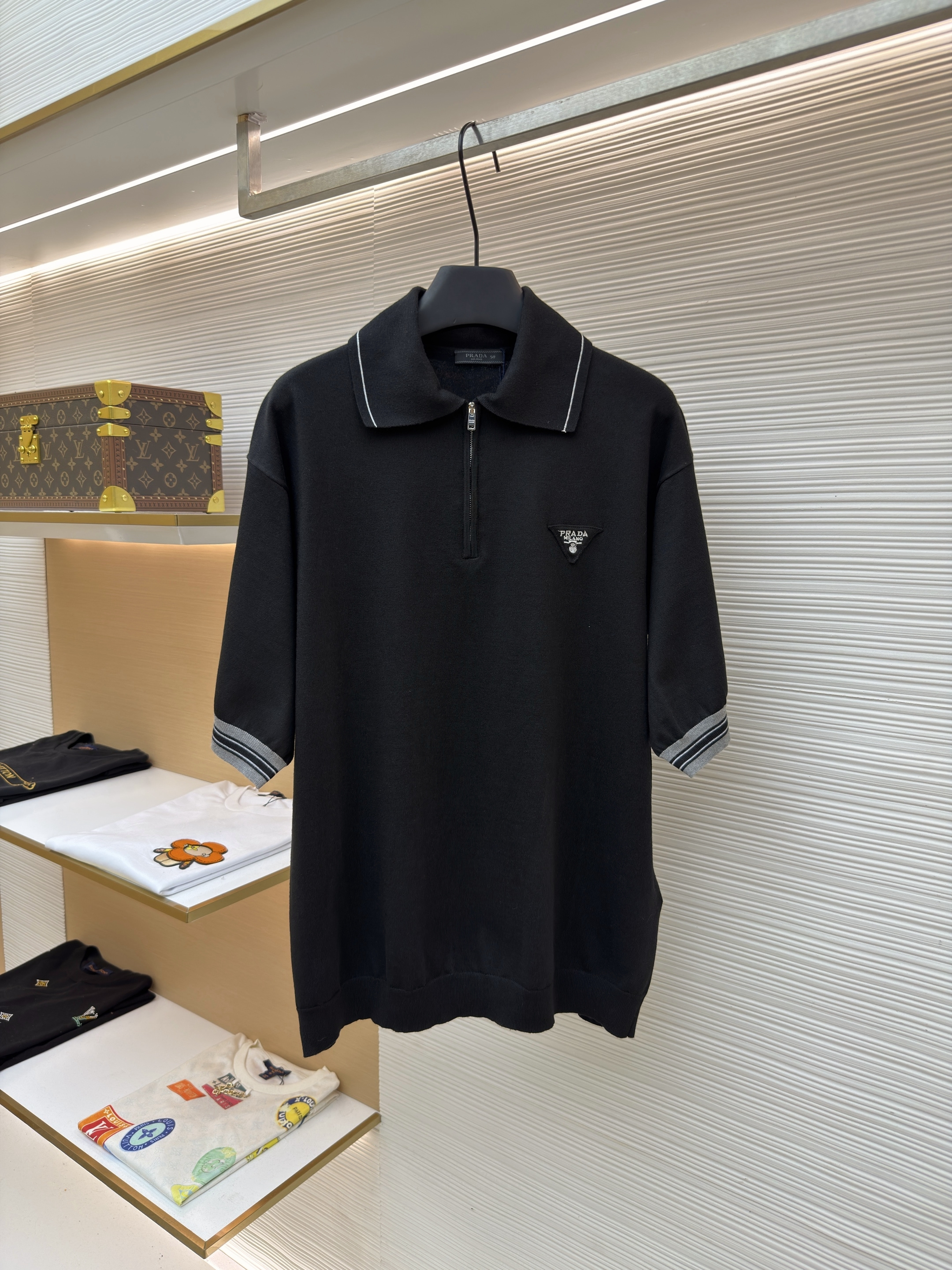 프라다 Prada 삼각 로고 반집업 니트(X공장)