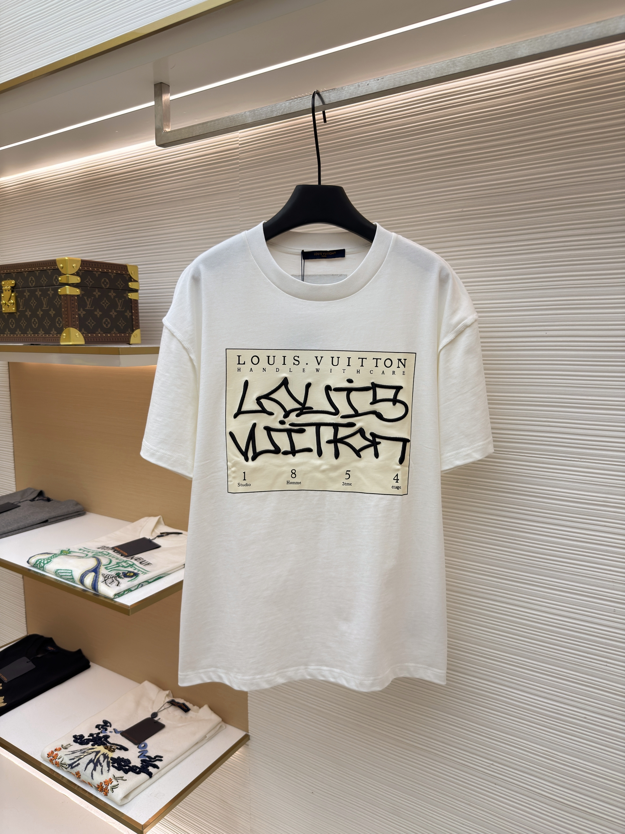루이비통 추상 자수 레터 티셔츠 (X공장)
