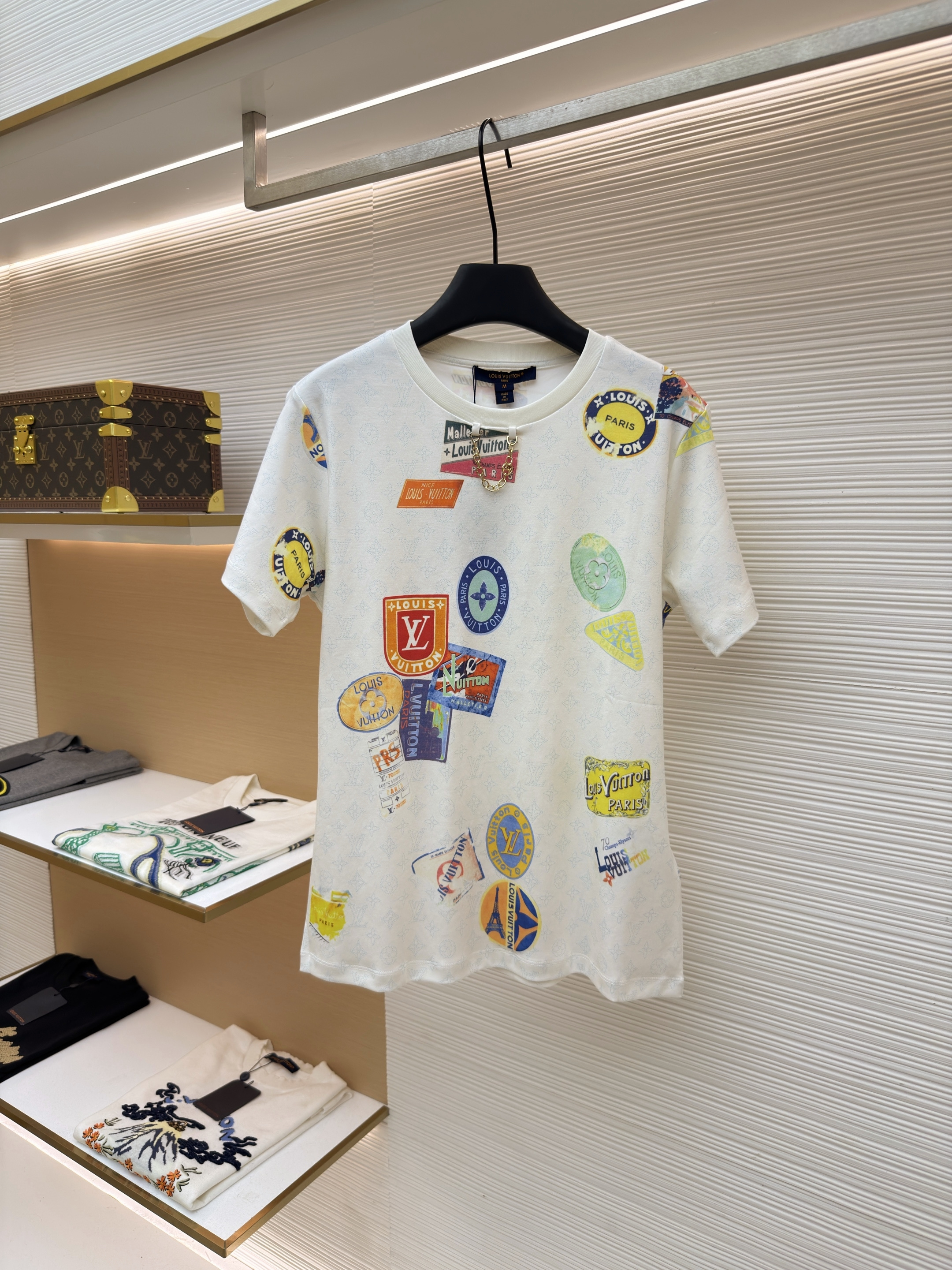 루이비통 빈티지 트래블 스탬프 패턴 메탈 체인 포인트 반팔 티셔츠 (X공장)