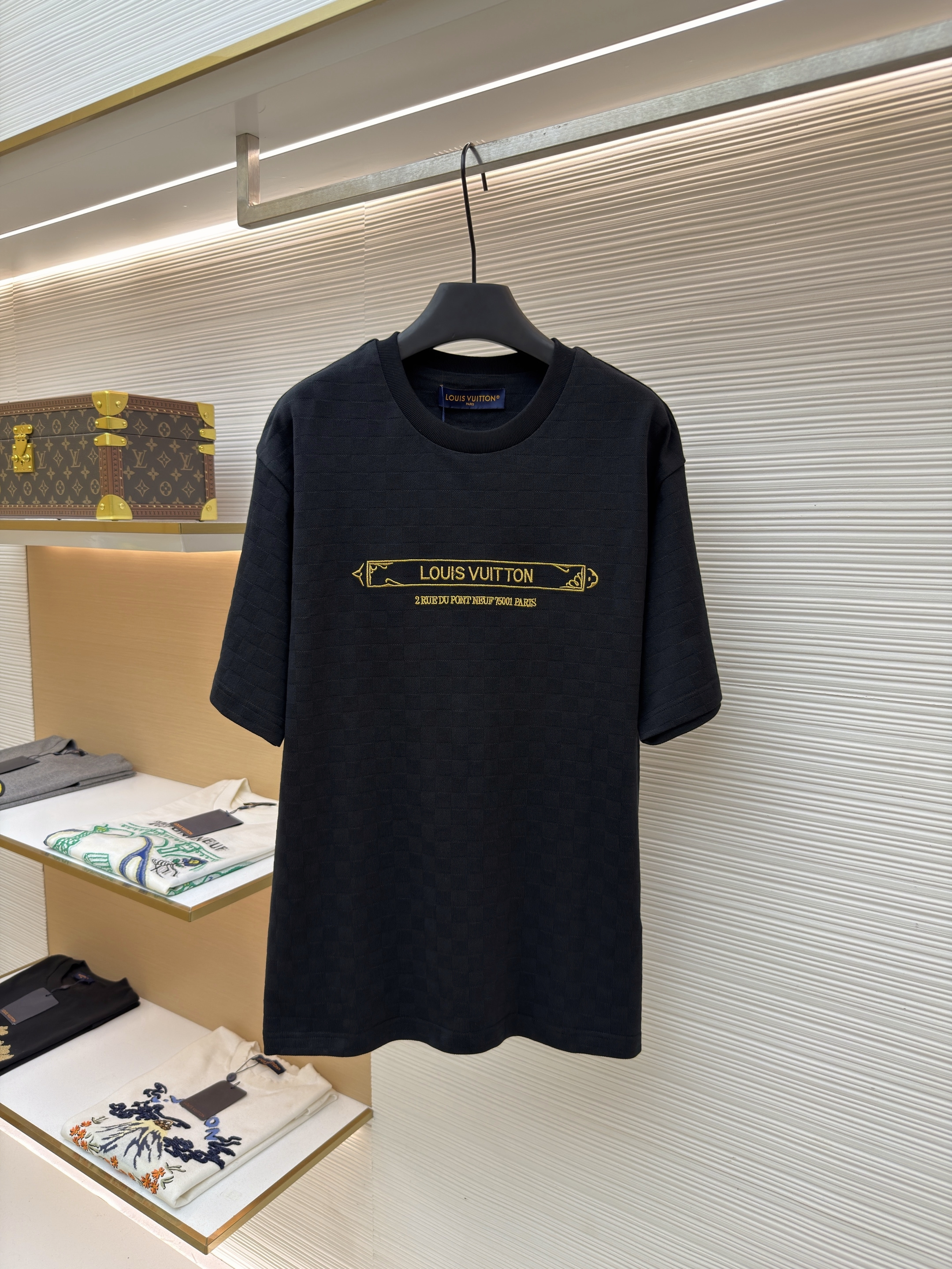 루이비통 골드 프레임 자수 라운드넥 반팔 티셔츠 (X공장)