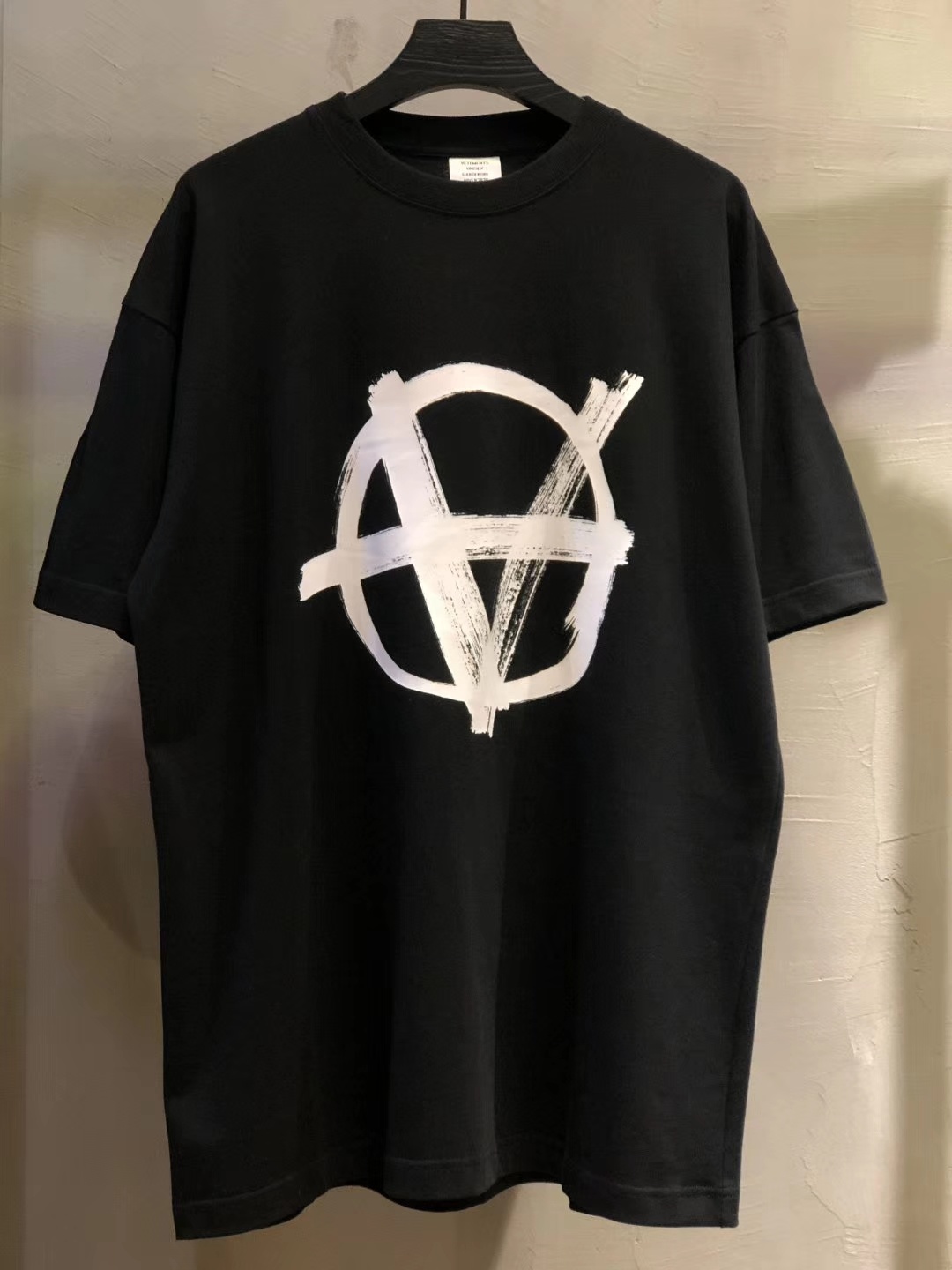 베트멍 아나키 V 로고 반팔 티셔츠 화이트